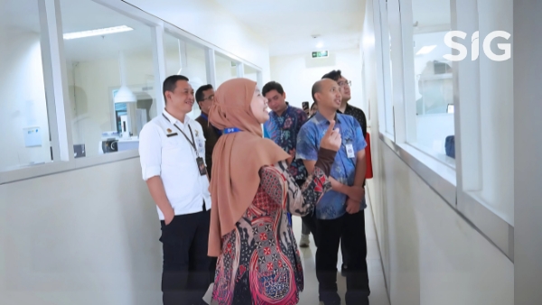 The Jakarta Agricultural Quarantine Center team conducts a lab tour at SIG to explore its advanced testing capabilities and capacity in supporting food protection and security.