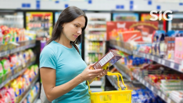 A flat lay of healthy snack ingredients, including fresh fruits, nuts, and whole grains, with text overlays giving tips: "Choose Natural and Fresh Foods," "Avoid Unverified Products," and "Use Healthy Cooking Methods." The image emphasizes the importance of selecting fresh ingredients, checking food certifications, and using healthier cooking techniques like baking or steaming.